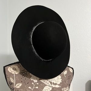 Bonpoint hat 🎩 with baby blue designs